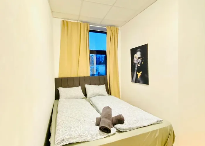 Quiet Well-connected Area, Comfy 3br Apartment *