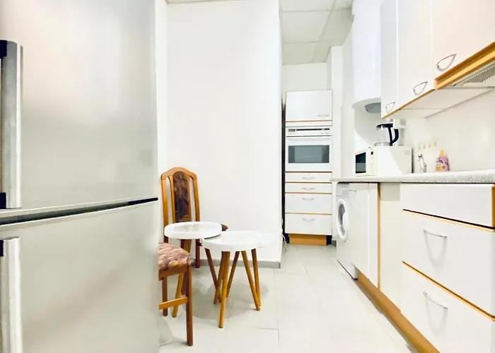 Quiet Well-connected Area, Comfy 3br *