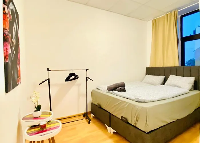 Quiet Well-connected Area, Comfy 3br Apartment *