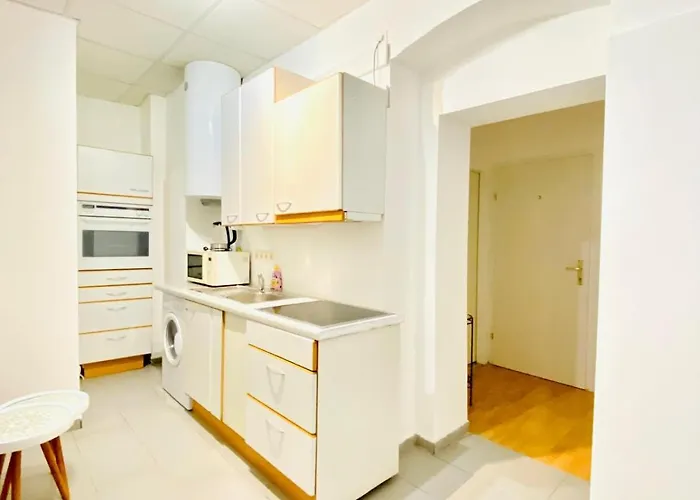 Apartment Quiet Well-connected Area, Comfy 3br *